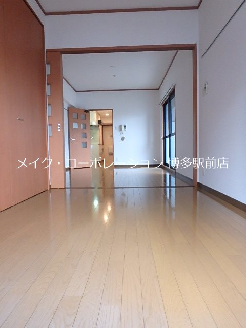 ロイヤル渡辺通１５４ リビング