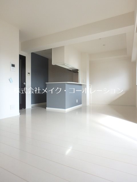 床の色 黒です アプリークス百道浜 リビング