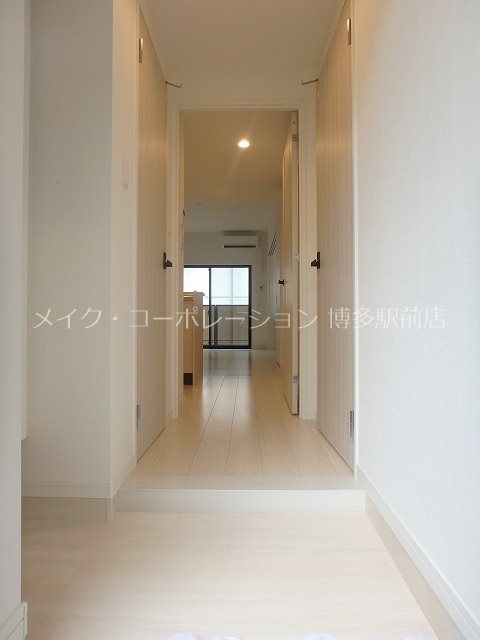 ※階数でキッチン・建具・扉・フローリングの色は違います グランフォーレ博多駅プレミア 玄関