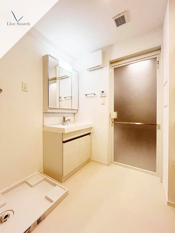 写真は同型タイプ Hakata Station South その他9