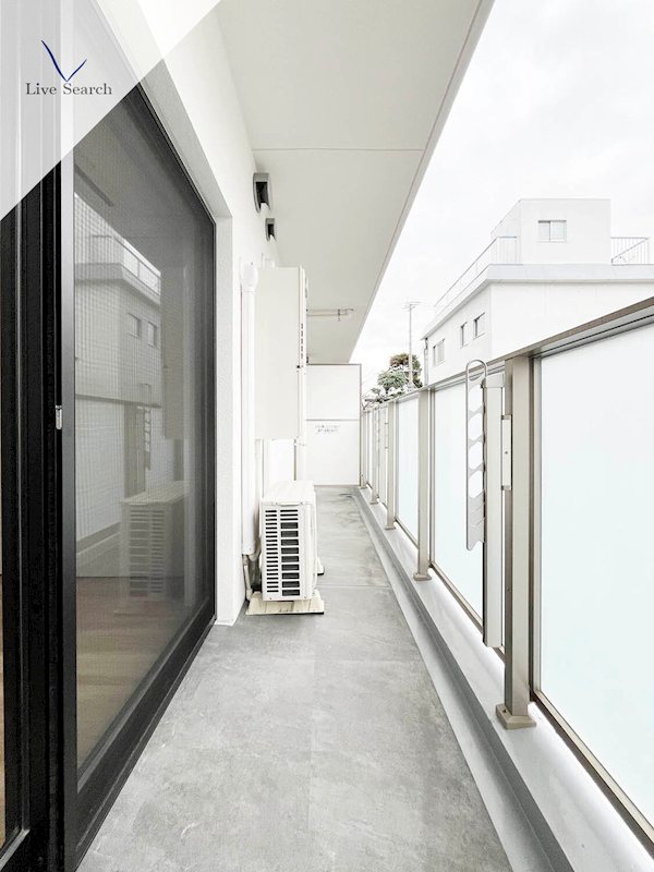 写真は同型タイプ Hakata Station South ベランダ