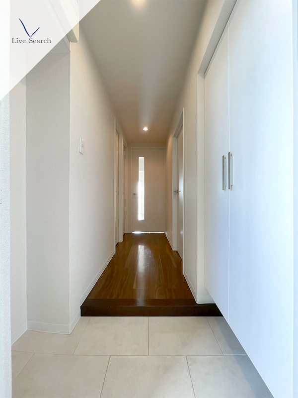 写真は同型タイプ サニーガーデン 玄関