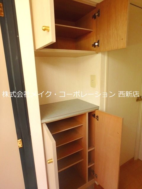 メゾンドリバティ西新 玄関