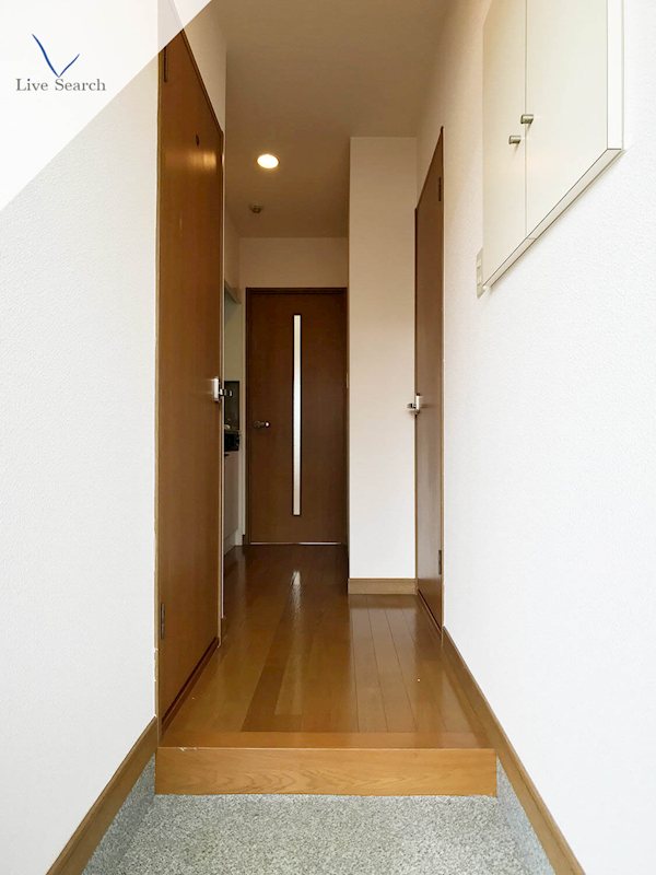写真は同型タイプ クリスタルビル 玄関