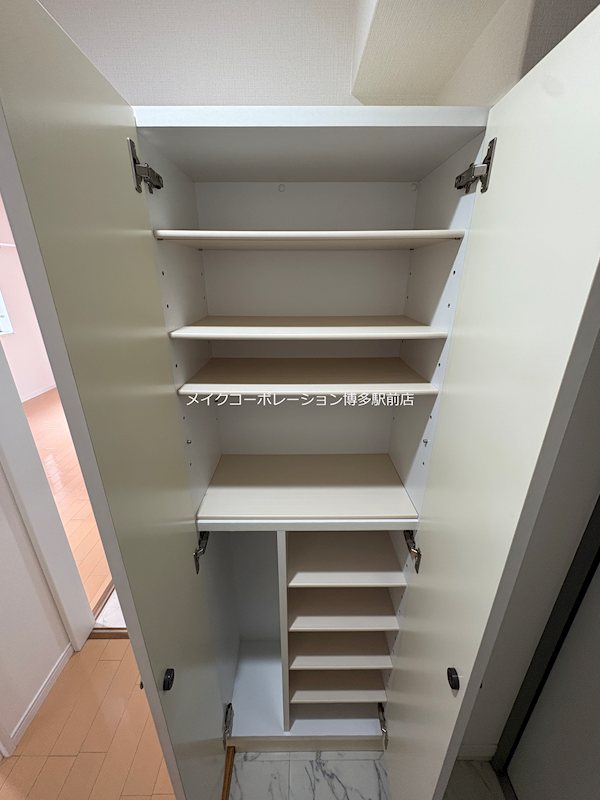 ラドゥーナ・ビルディング 玄関