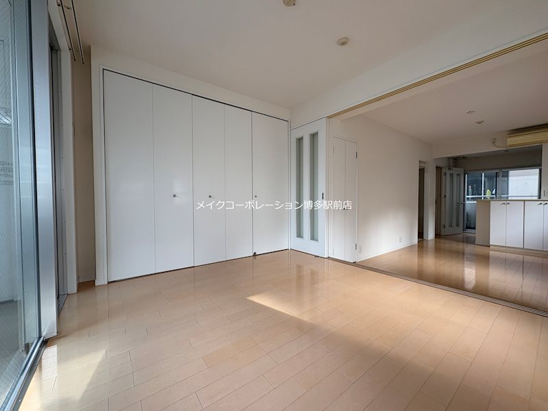 ラドゥーナ・ビルディング ベッドルーム