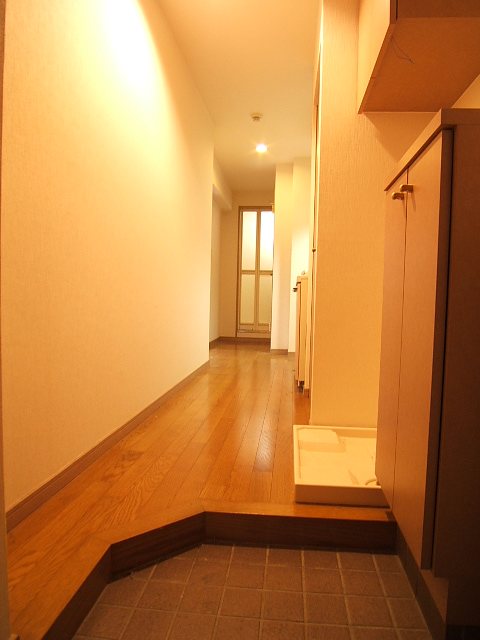写真は102号 アスティオン平尾 玄関