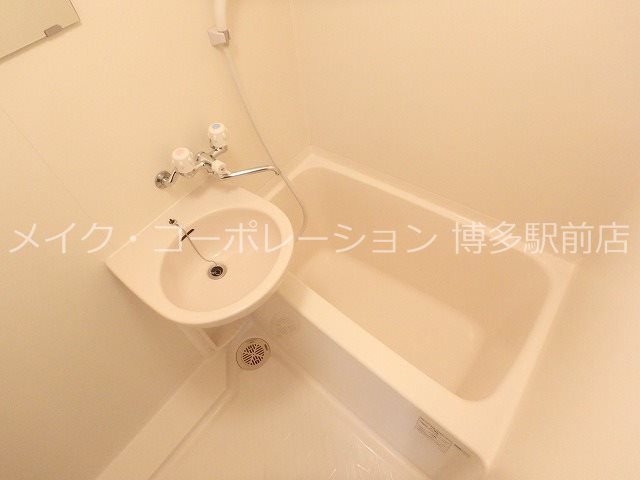 写真は同物件別部屋引用です。 リファレンス呉服町 風呂画像