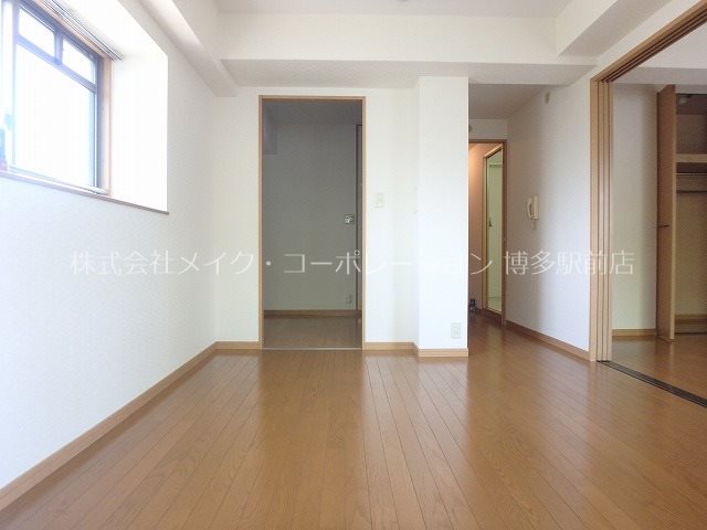 ※写真は棟内別部屋参考写真※出窓無し サン・トルース駅南 リビング