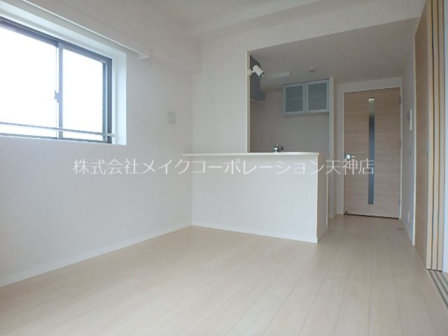 実際のお部屋は反転タイプです。 ネストピア六本松 リビング