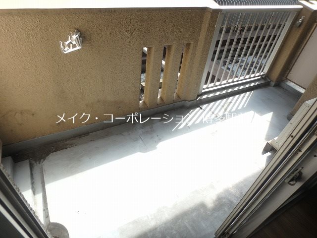 同物件、別号室の写真です。 博多スタービル ベランダ