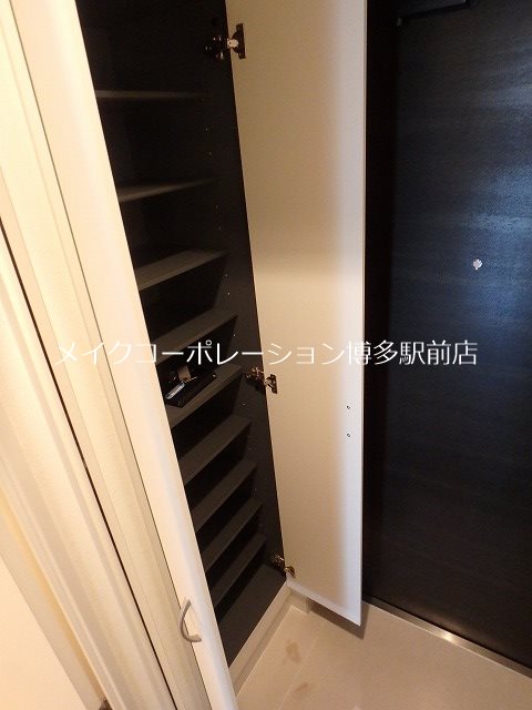 ※別部屋写真参考(フローリング白色) ラファセ美野島 玄関