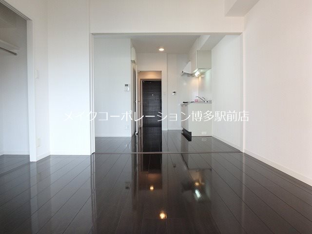 ※別部屋写真参考(フローリング白色) ラファセ美野島 リビング