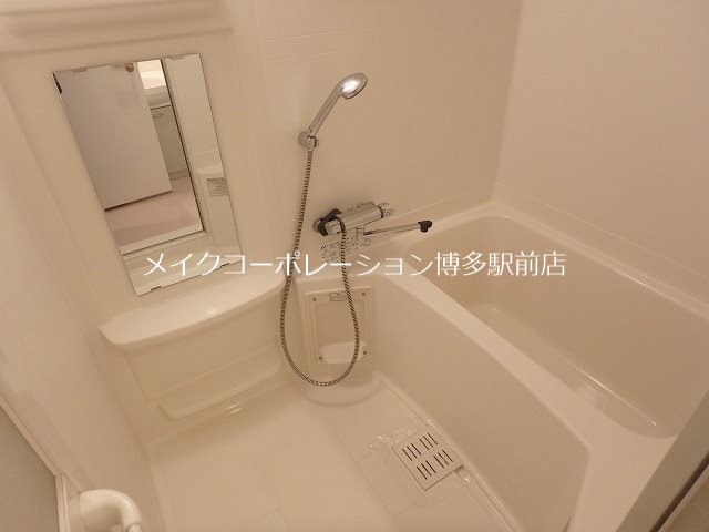 ※別部屋写真参考(フローリング白色) ラファセ美野島 風呂画像