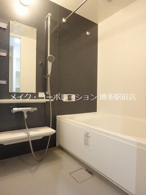 同物件、別部屋の写真です。 フロッソダリア博多駅前 風呂画像