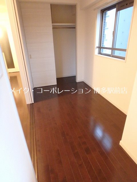 写真は同物件、同間取りの写真です。実際のお部屋に出窓はございません。 ソリエーヴォ県庁前 ベッドルーム