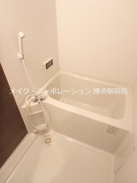 同物件、別号室の写真となります。 アンピオ吉塚弐番館 風呂画像