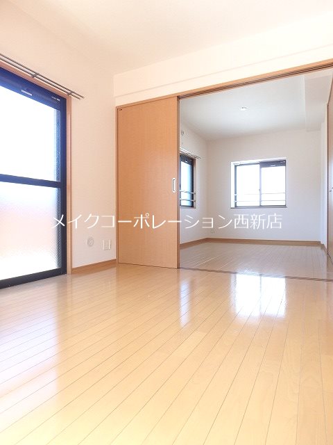 ※同建物内別部屋参考写真 マ・テール城南 リビング
