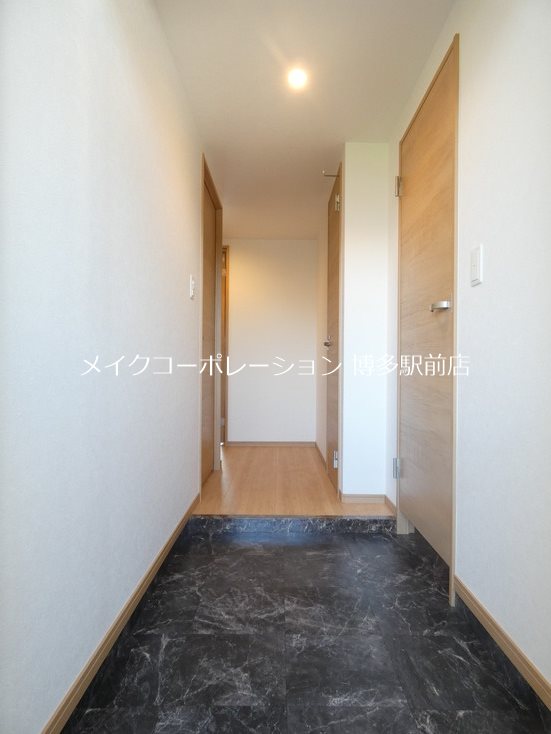※写真は棟内別部屋参考写真 Luminous Terrace 諸岡 玄関