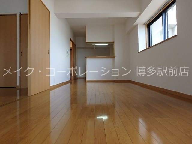 ※写真は棟内別部屋参考写真 スタンドリバー博多駅南 リビング