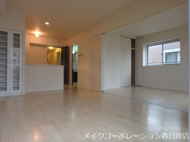 写真は同型タイプ ラフィーネ昭南 リビング