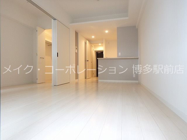 ※階数でキッチン・建具・扉・フローリングの色は違います グランフォーレ博多駅プレミア リビング