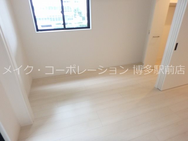 ※階数でキッチン・建具・扉・フローリングの色は違います グランフォーレ博多駅プレミア ベッドルーム