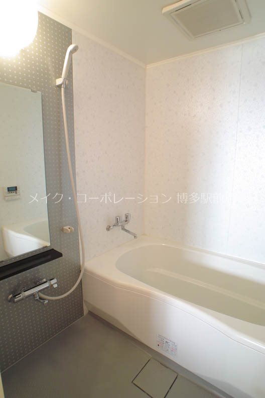 ※別部屋写真参考(フローリングの色等違う場合がございます。) ニューガイア博多東 風呂画像