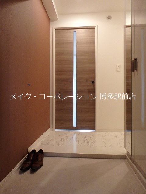 玄関 ドムール県庁前 玄関