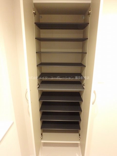 同物件、別部屋の写真です。 リアンレガーロ博多ステーション 玄関