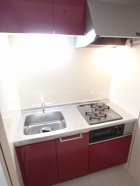 同物件、別部屋の写真です。 リアンレガーロ博多ステーション キッチン