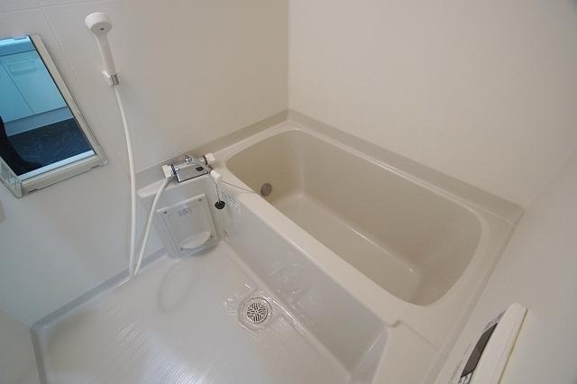 御入居中の為反転写真使用現状優先 モダンパラッツォ博多riva 風呂画像