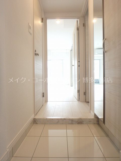 ※写真は棟内別部屋参考写真 フラッツ東比恵 玄関