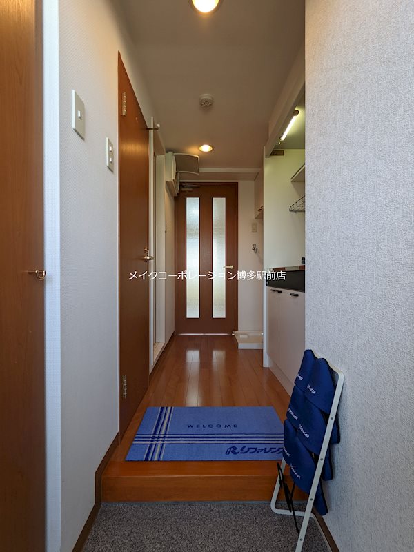 ※写真は棟内別部屋参考写真です。※出窓はありません リファレンスリバーサイド 玄関