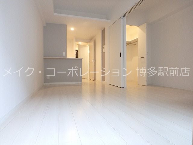 ※階数でキッチン・建具・扉・フローリングの色は違います グランフォーレ博多駅プレミア リビング