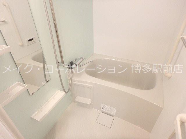 ※階数でキッチン・建具・扉・フローリングの色は違います グランフォーレ博多駅プレミア 風呂画像