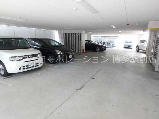 レジデンシャルヒルズ博多駅前弐番館 駐車場