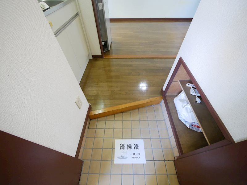 ハイツくれよん 玄関