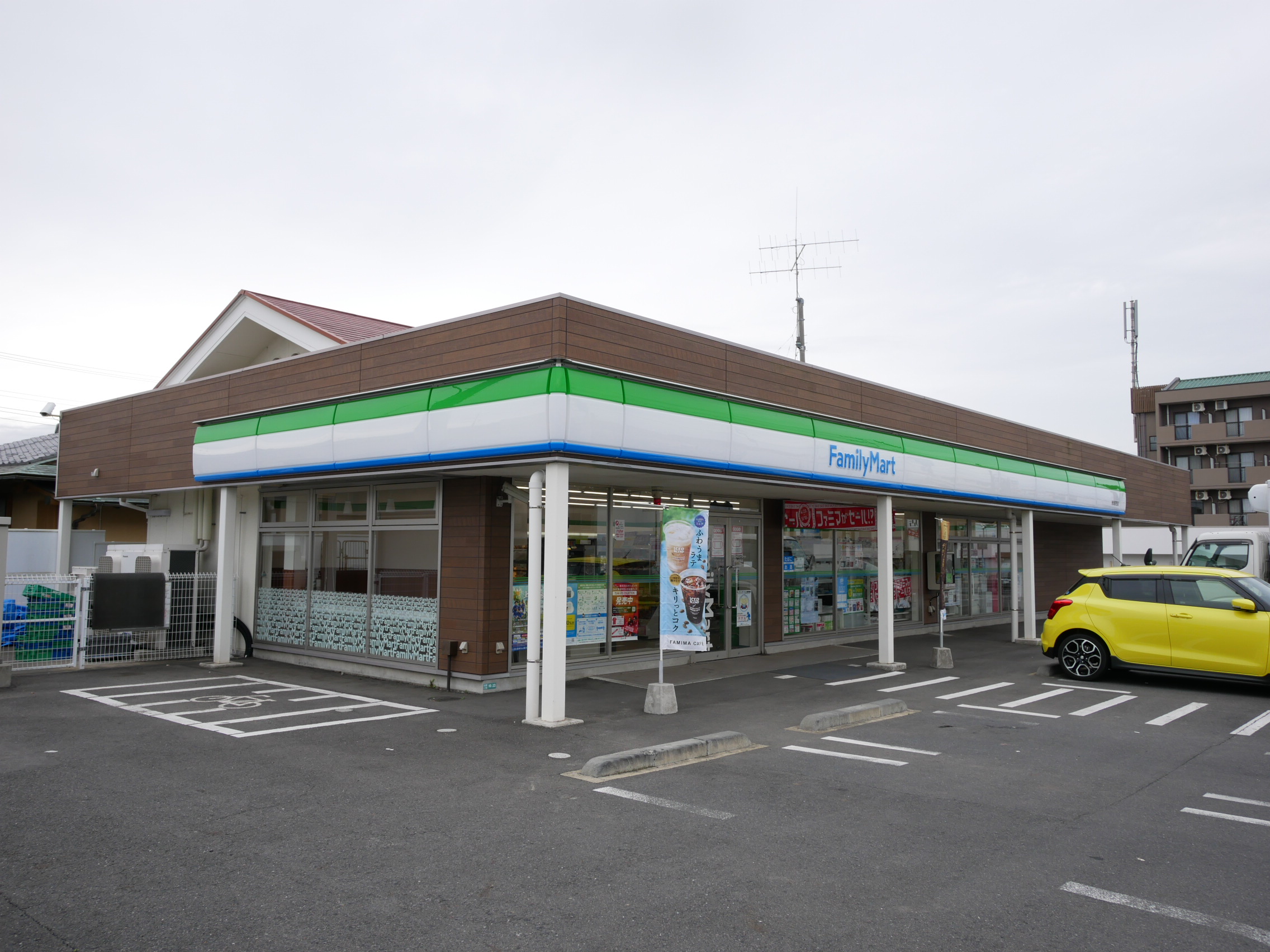 リビングタウン東海Ｅ コンビニ