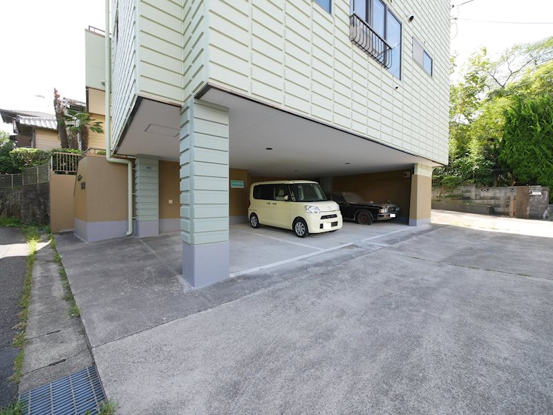シャトー野村 駐車場