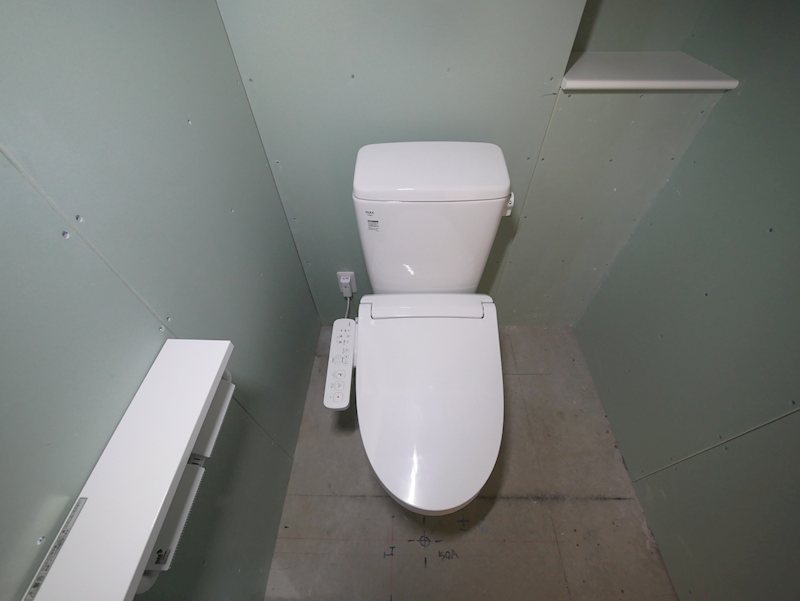 WHITE　BASE　HITACHI トイレ