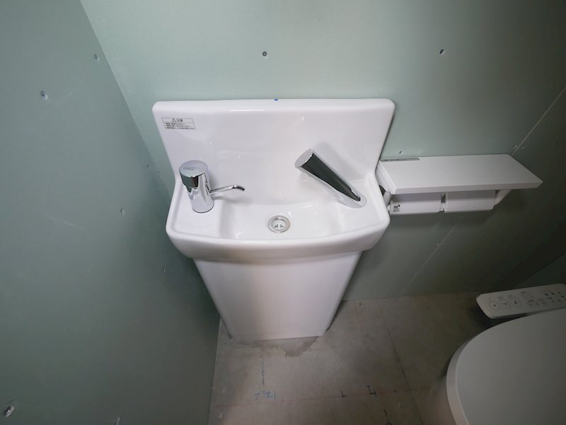 WHITE　BASE　HITACHI トイレ