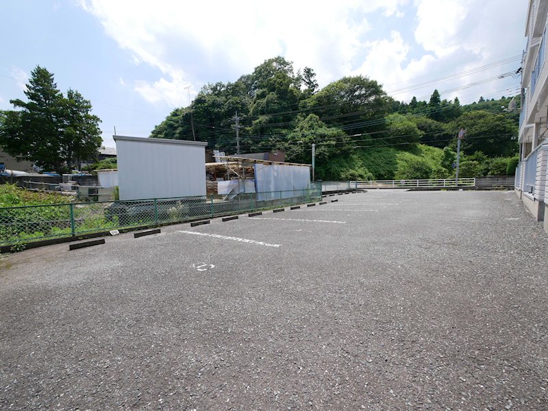 ニューマリッチ長山 駐車場