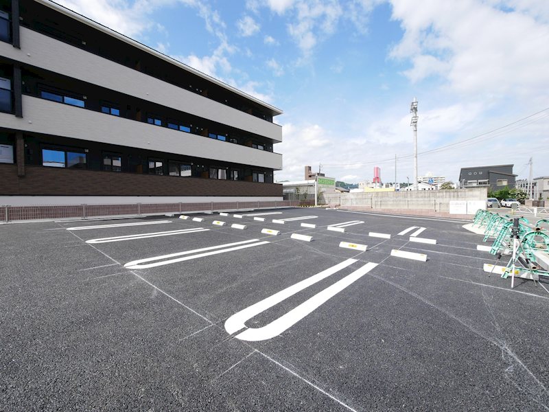 プラーツ　ブレイダ 駐車場
