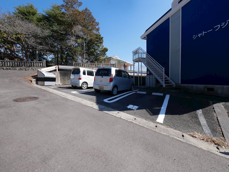 シャトーフジ 駐車場