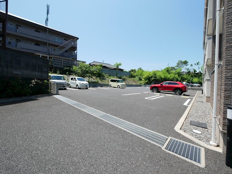 ロンジェヴィタ 駐車場