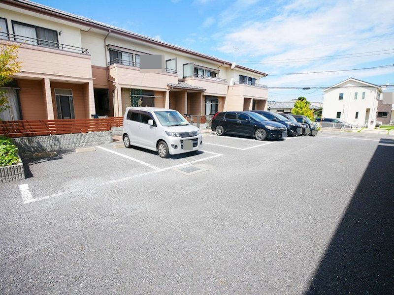 メゾン末広 駐車場