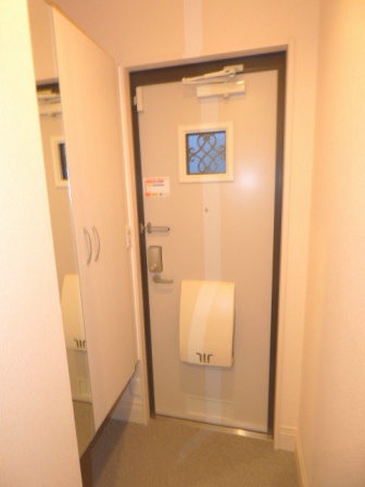 VIA MONTE NAPOLEONE 玄関