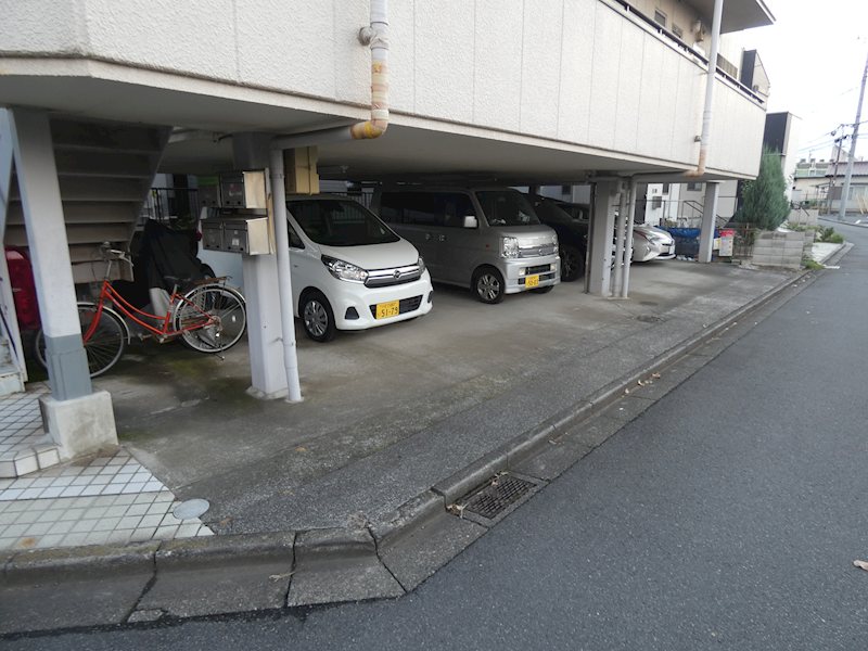 ハイツリバーサイド 駐車場