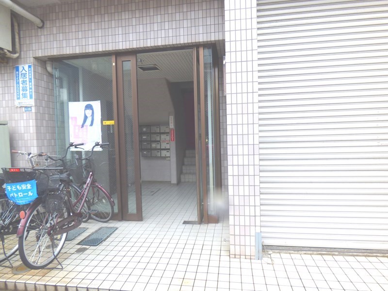 角ビル エントランス